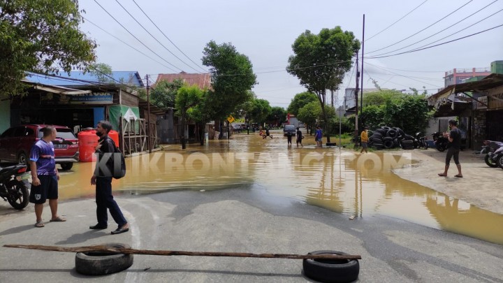 Jalan Imam Bonjol Ditutup Warga karena Banjir