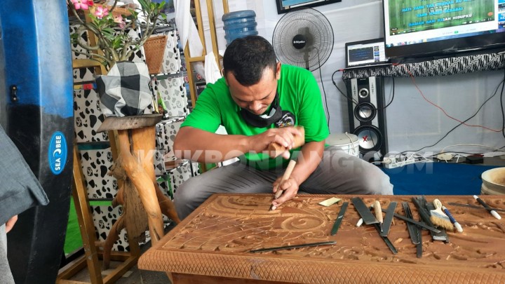 Kisah Ahmad Merintis Bisnis Ukir Kayu di Bontang, Tertatih di Awal, Kini Pelanggan Silih Berganti