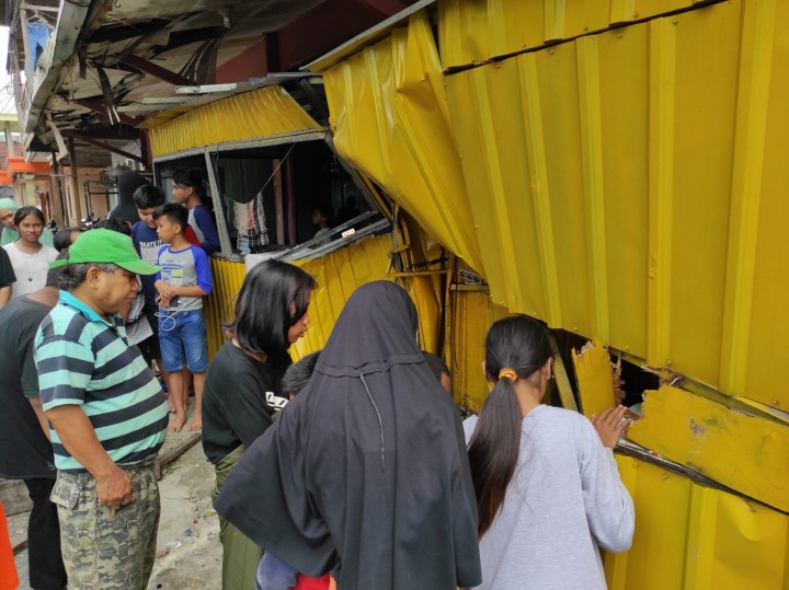 Mobil Tabrak Motor dan Lapak Minuman di Loktuan, Korban Dilarikan ke RS