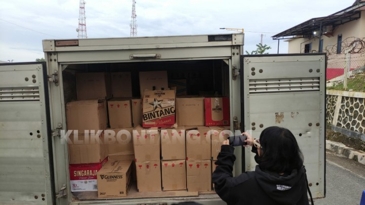 Polisi Amankan Mobil Box Isi Miras Ilegal dari Toko di Tanjung Laut, Pemilik Dikenai Tipiring