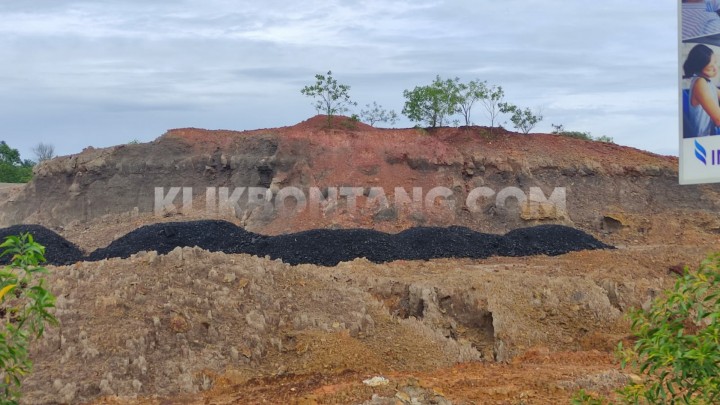Tumpukan Batu Bara Menggunung di Depan Kantor Polsek Bontang Barat