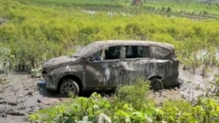 Awalnya Menghindari Lubang di Jalan, Mobil Ini Justru Keluar Jalur dan Terendam Lumpur