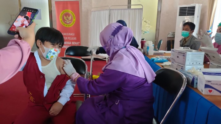 BIN Kaltim Salurkan Vaksinasi Dosis Lengkap ke SD Alam Baiturahman