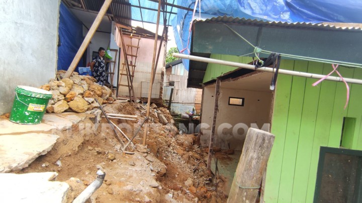 Dua Rumah Janda Renta Ambruk karena Longsor di Tanjung Laut