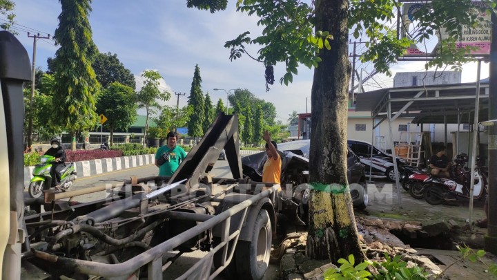 Hilang Kendali, Mobil Hantam Pohon di Jalan MT Haryono