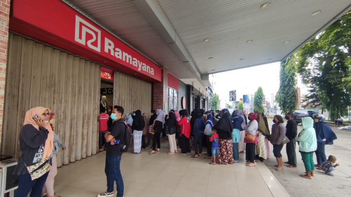 Tiga Hari Harga Minyak Turun, Masyarakat Rela Antre Dari Pagi