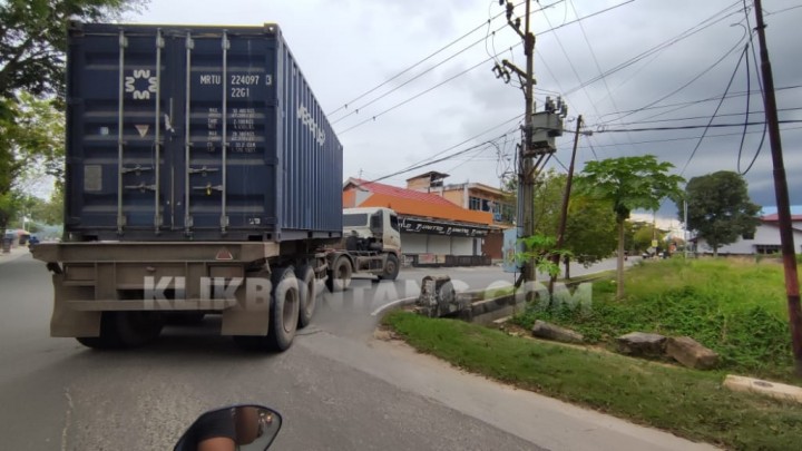 Kecolongan,  Truk Kontainer Melintas di Jalan Kota Tanpa Pengawalan Polantas