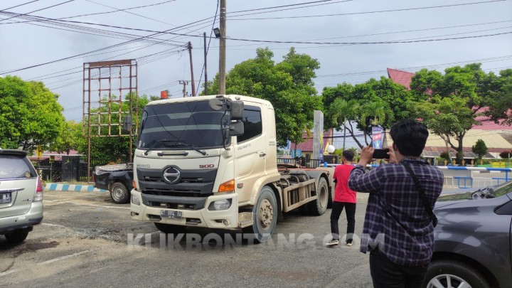 Truk Kontainer yang Melintas Tanpa Pengawalan Ditahan Polantas