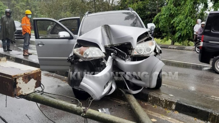 Hilang Kendali, Ibu-ibu Pengemudi Rush Tabrak Lampu PJU