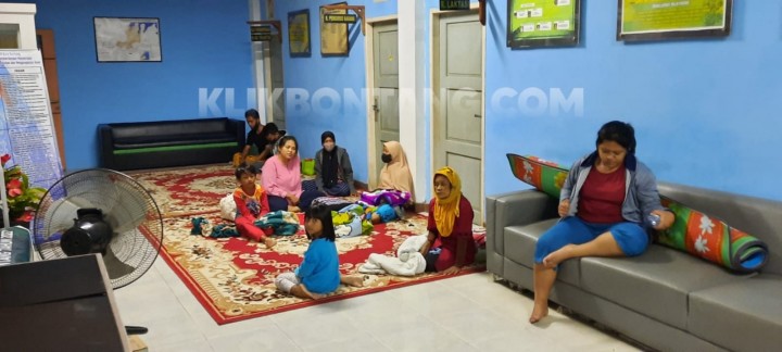 Banjir Makin Tinggi, Warga Mengungsi ke Kantor Kelurahan Gunung Elai 