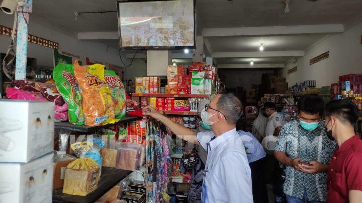 Petugas BPOM Dapati 4 Produk Kedaluwarsa di Minimarket Bontang