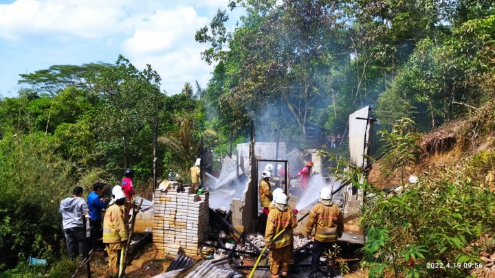 Rumah Tatong Ludes Terbakar di Gotong Royong