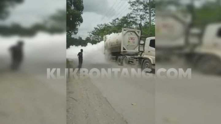 Tangki Truk Iso Tank Bocor di Poros Bontang-Samarinda, Jalan Tertutup Kabut Putih