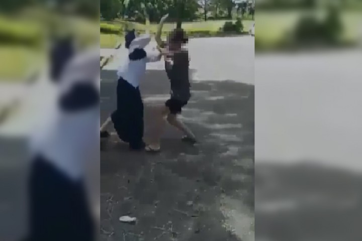 Viral Video Duel Gadis Remaja di Kampung Baru, Gara-Gara Rebutan Cowok