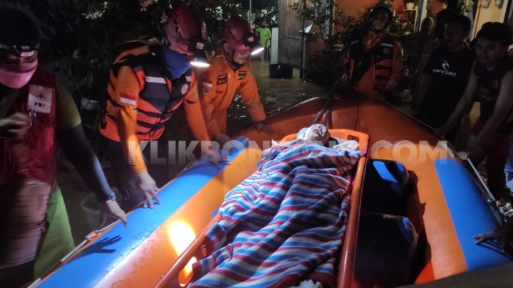 15 Jam Terendam Banjir, Satu Warga di Api-Api Dievakuasi  ke Rumah Singgah