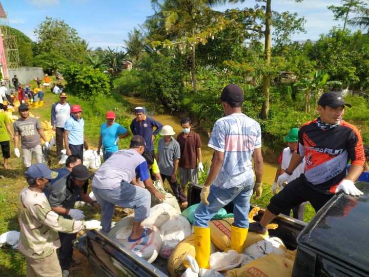Antisipasi Banjir, Warga Gunung Elai Patungan Buat Tanggul Sementara 