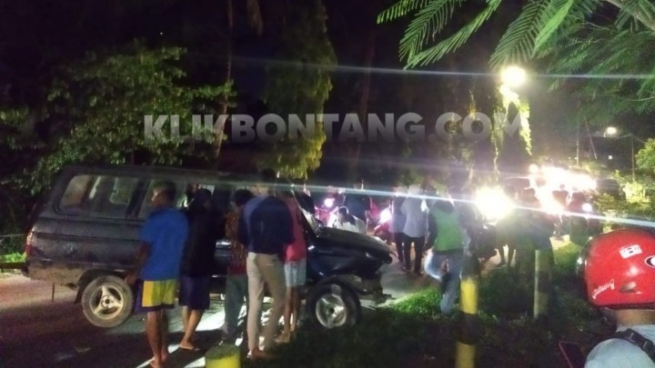 Ban Meledak Ditabrak Motor, Mobil Kijang Masuk Parit di Hop II, 2 Korban Dilarikan ke RS