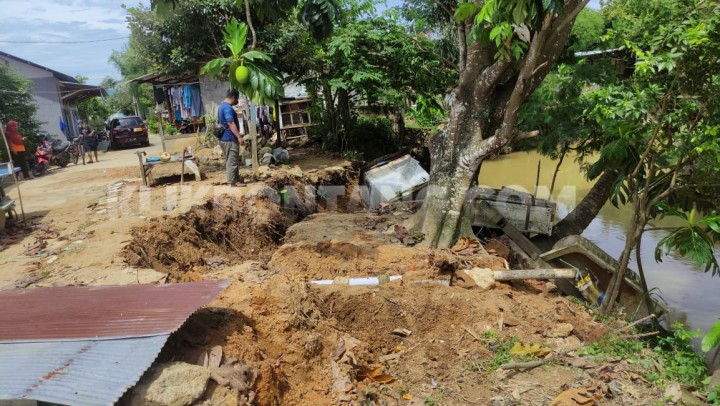 Longsor di Bantaran Sungai Api-Api, Warga Minta Diturap