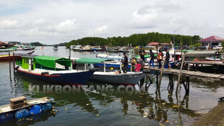 Suparman Kantongi Rp 1,5 Juta Sehari dari Jasa Penyeberangan ke Beras Basah 