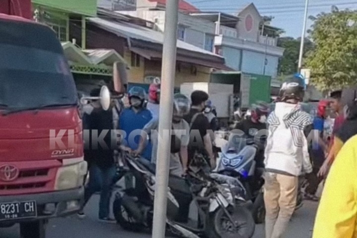 Pemotor Perempuan Tabrak Truk Putar Balik di Jalan Ahmad Yani