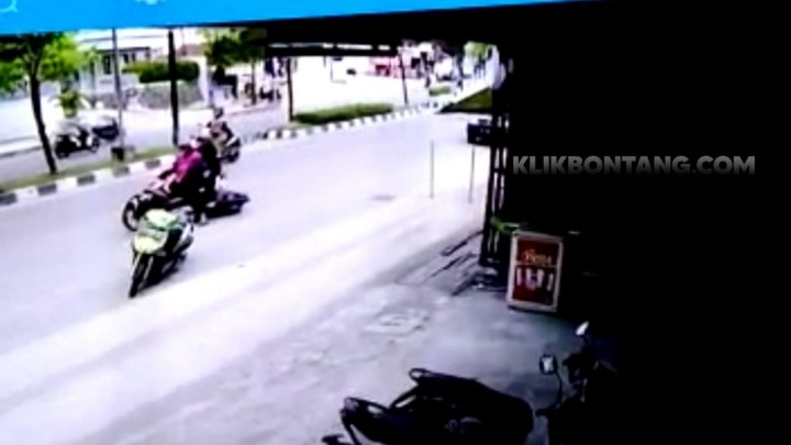 Pengendara Ibu-ibu Ditabrak Pemotor dari Belakang di Jalan Ahmad Yani