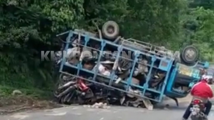 Truk Angkut Motor Terbalik, Jalan Poros Bontang-Samarinda Macet Panjang