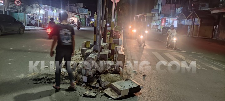 Mobil Trailer Tabrak Median Jalan di Simpang Bontang Baru