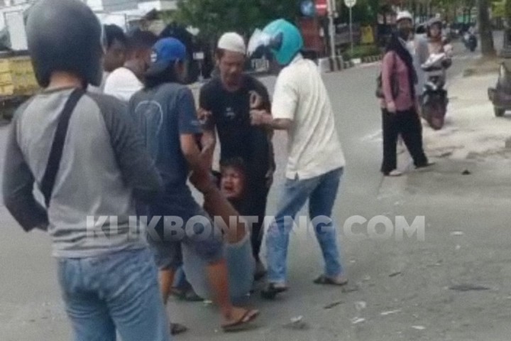Motor Versus Angkot di Simpang Lengkol,Pemotor Tersungkur di Aspal