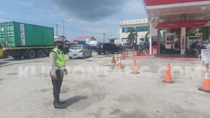 Polantas Tertibkan Truk Antre Solar Sebelum Jam 2 Siang