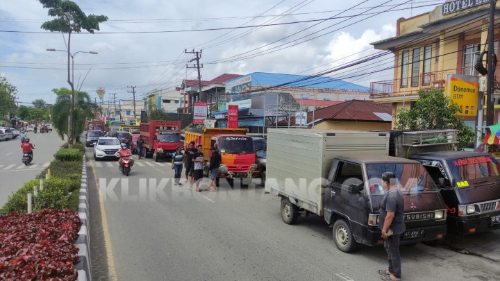 Truk Antre Solar di SPBU Akawi Sepanjang 1,5 Kilometer