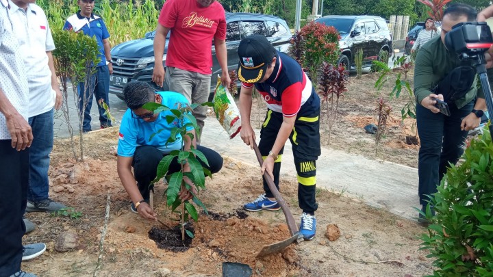 Wali Kota Basri Ajak Masyarkat Jaga Lingkungan dengan Tanam Pohon