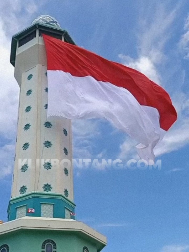Bendera Merah Putih 20 X 15 Meter Berkibar di Menara Masjid Al-Hijrah