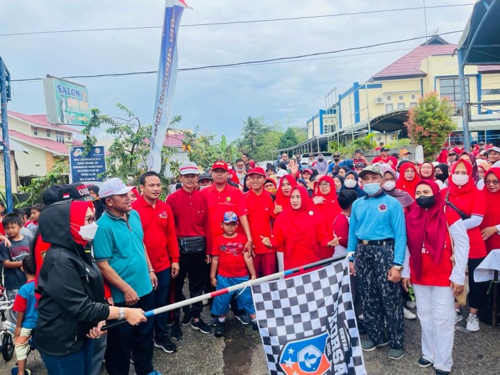 Hadiri Penutupan Perayaan HUT RI di Gunung Elai, Wawali Ikut Jalan Santai dan Beli Jajanan UMKM