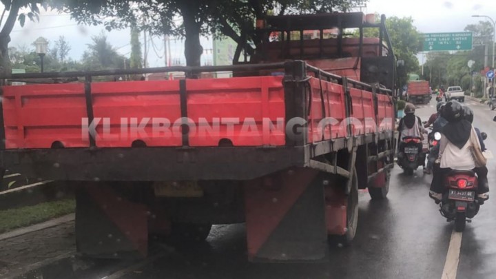 Polantas Bubarkan Antrean Mobil Antre Solar di SPBU Kopkar