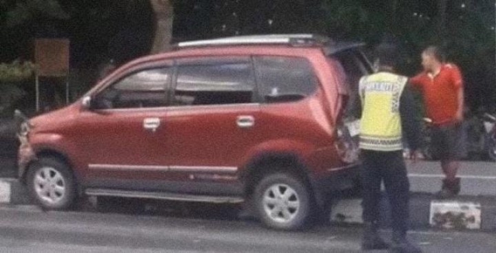 Avanza Diseruduk Truk di Simpang BSD, Pengemudi Diamankan