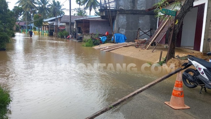 Banjir Guntung, Jalan Menuju Rumah Adat Ditutup