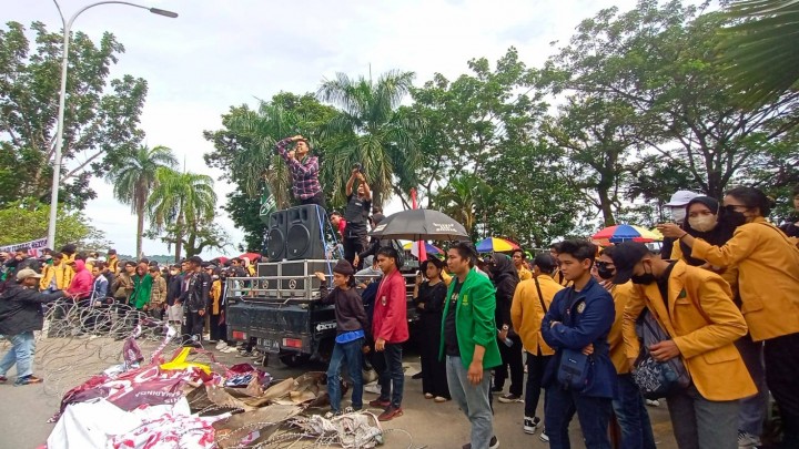 Demo Tolak Kenaikan BBM, Mahasiswa Jebol Pagar Kawat Berduri Depan Kantor Gubernur Kaltim 