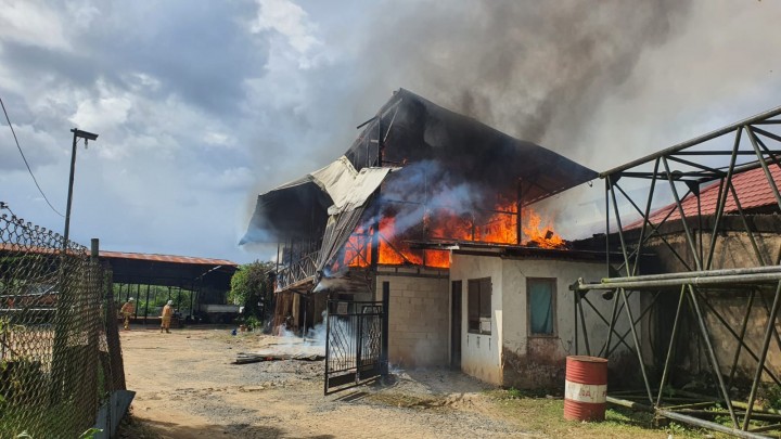 Gudang Alat Berat di Lengkol Terbakar, Nyaris Merembet ke Rumah Warga