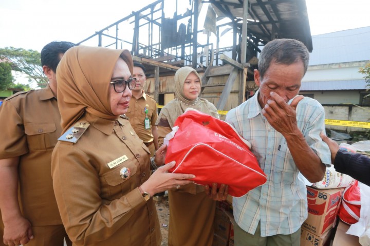 Pemkot Salurkan Bantuan Bagi Korban Kebakaran di Gunung Telihan