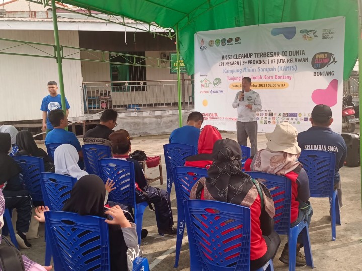 Peringati Puncak World Cleanup Day, Warga Bontang Pungut Sampah di Pesisir