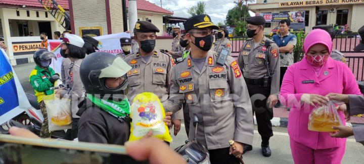 Ringankan Beban Masyarakat Imbas Kenaikan BBM, Polres Bagikan Sembako untuk Ojol dan PKL