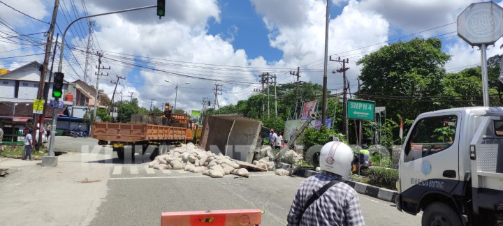 Tak Kuat Menanjak, Truk Terbalik Timpa Fortuner di Simpang RSUD