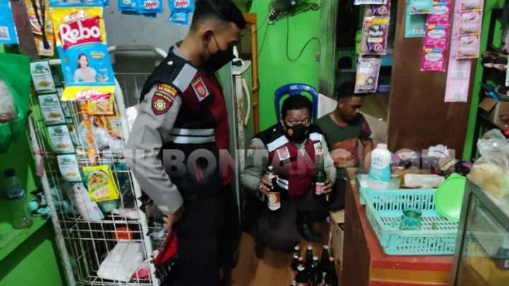 Warung Sembako di Berbas Pantai Ketahuan Jual Miras, Terancam Denda Rp 1,5 Juta 
