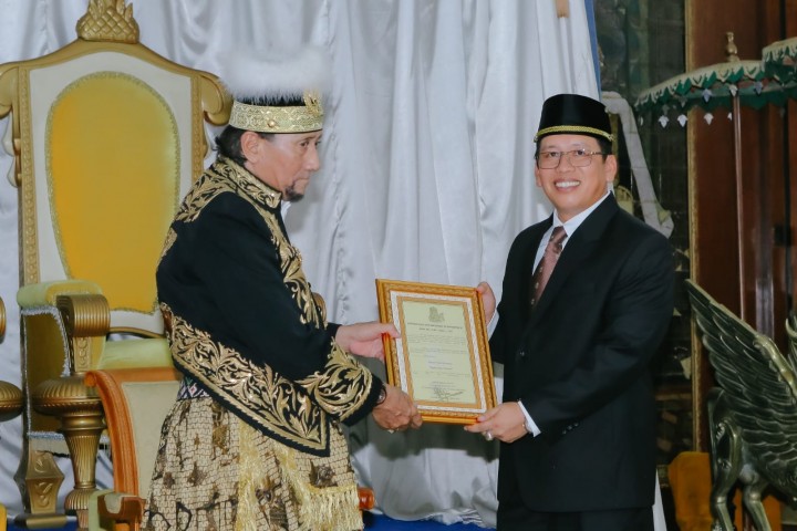 Komitmen Terhadap Pelestarian Budaya, Dirut Pupuk Kaltim Terima Gelar Kebangsawanan dari Kesultanan Kutai Kartanegara