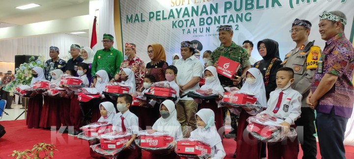 Pemkot Bontang Bagikan Seragam, Sepatu, dan Tas Gratis untuk 6.023 Siswa