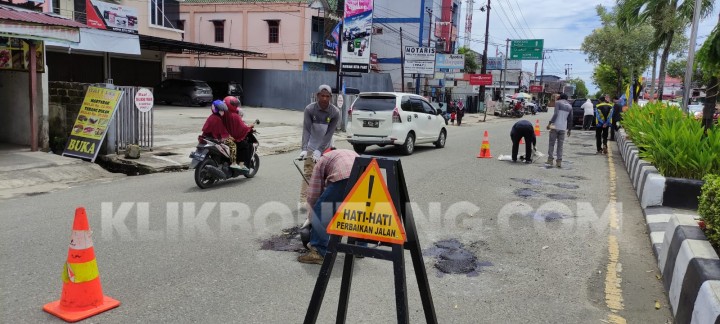 Tak Ada Anggaran, Jalan Berlubang di Bontang Baru Ditambal Aspal Sisa