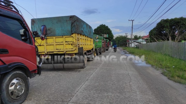 Bikin Jalan Rusak, Warga Muara Badak Keluhkan Aktivitas Truk Batu Bara yang Diduga Ilegal