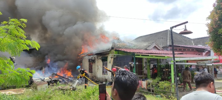 BREAKING NEWS !! Hunian Padat Penduduk di Lengkol Terbakar