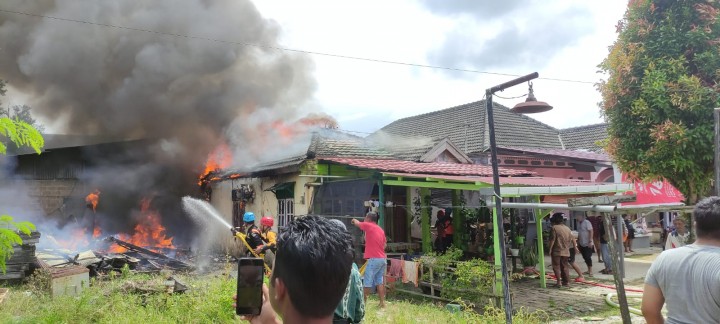 BREAKING NEWS, Kebakaran Terjadi di Lengkol, Area Padat Penduduk