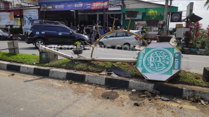 Diduga Lepas Kontrol, Calya Hantam Median di Jalan Bhayangkara